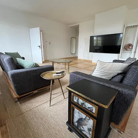 Family With Very Large Living Lejlighed