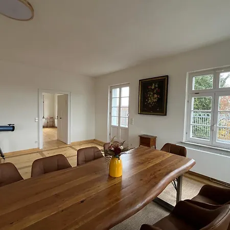 Family With Very Large Living Lejlighed *