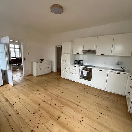 Family With Very Large Living Lejlighed