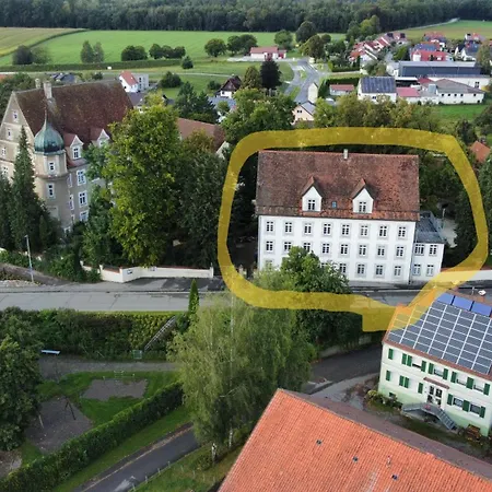 Family With Very Large Living Lejlighed *